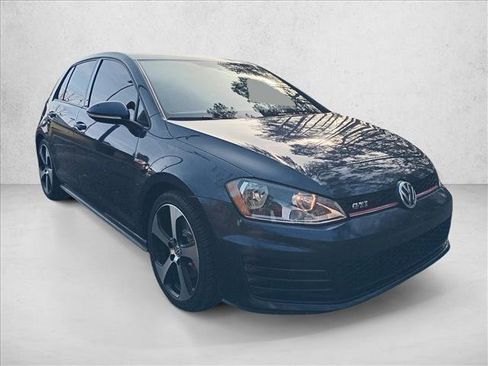 Used 2017 Volkswagen Golf S image 2