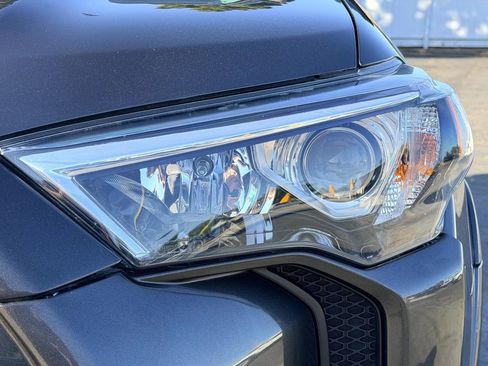 Used 2016 Toyota 4Runner SR5 AWD/4WD image 9