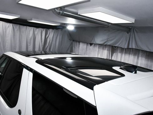 Used 2025 Land Rover Discovery S image 89