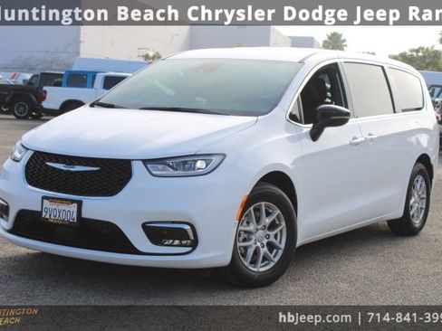 Used 2026 Chrysler Pacifica Select image 9