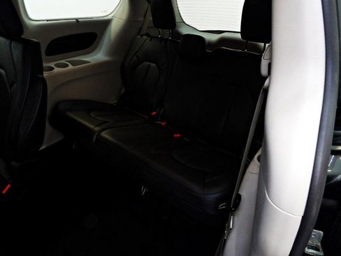 Used 2019 Chrysler Pacifica Touring-L FWD image 10
