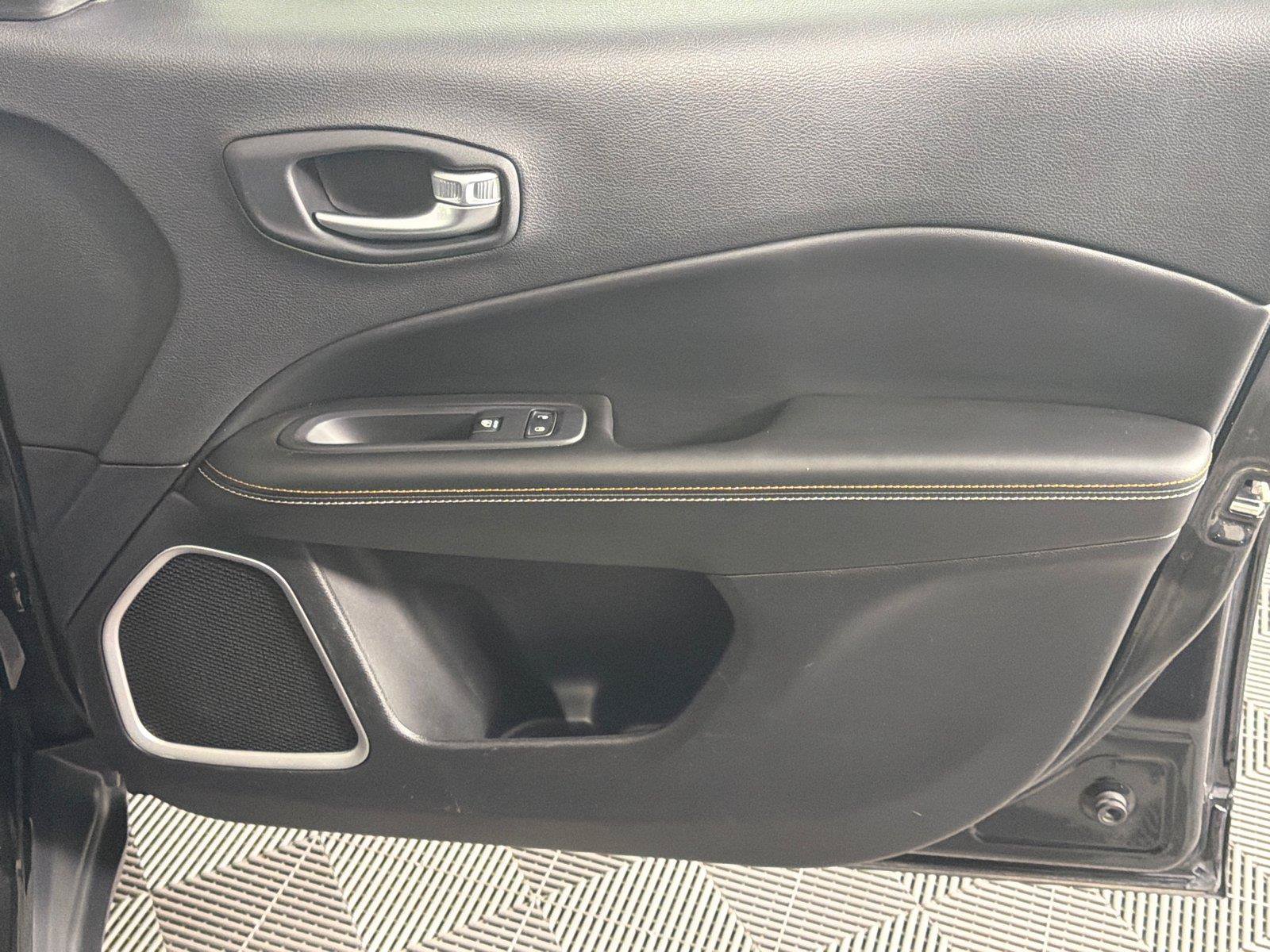 Used 2018 Jeep Compass Latitude w/ Popular Equipment Group FWD image 14