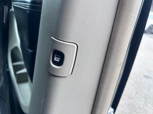 Used 2016 Chrysler Town & Country Limited Platinum FWD image 13