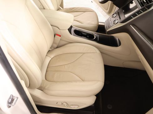 Used 2019 Lincoln MKC Reserve w/ MKC Climate Package FWD image 13