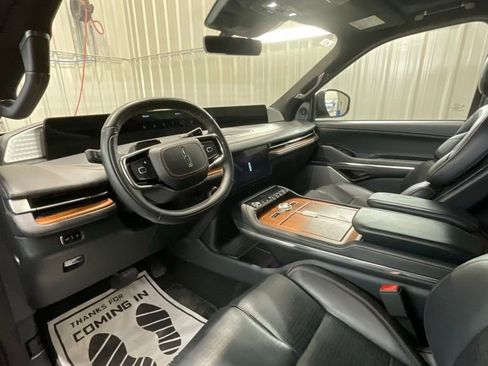 Used 2025 Lincoln Navigator Black Label image 9