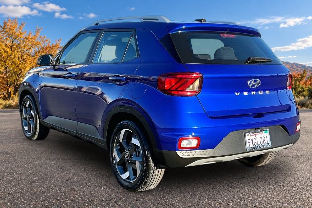 Used 2026 Hyundai Venue SEL FWD image 4