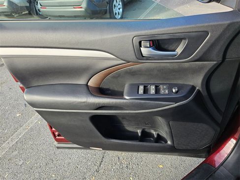 Used 2017 Toyota Highlander XLE image 7