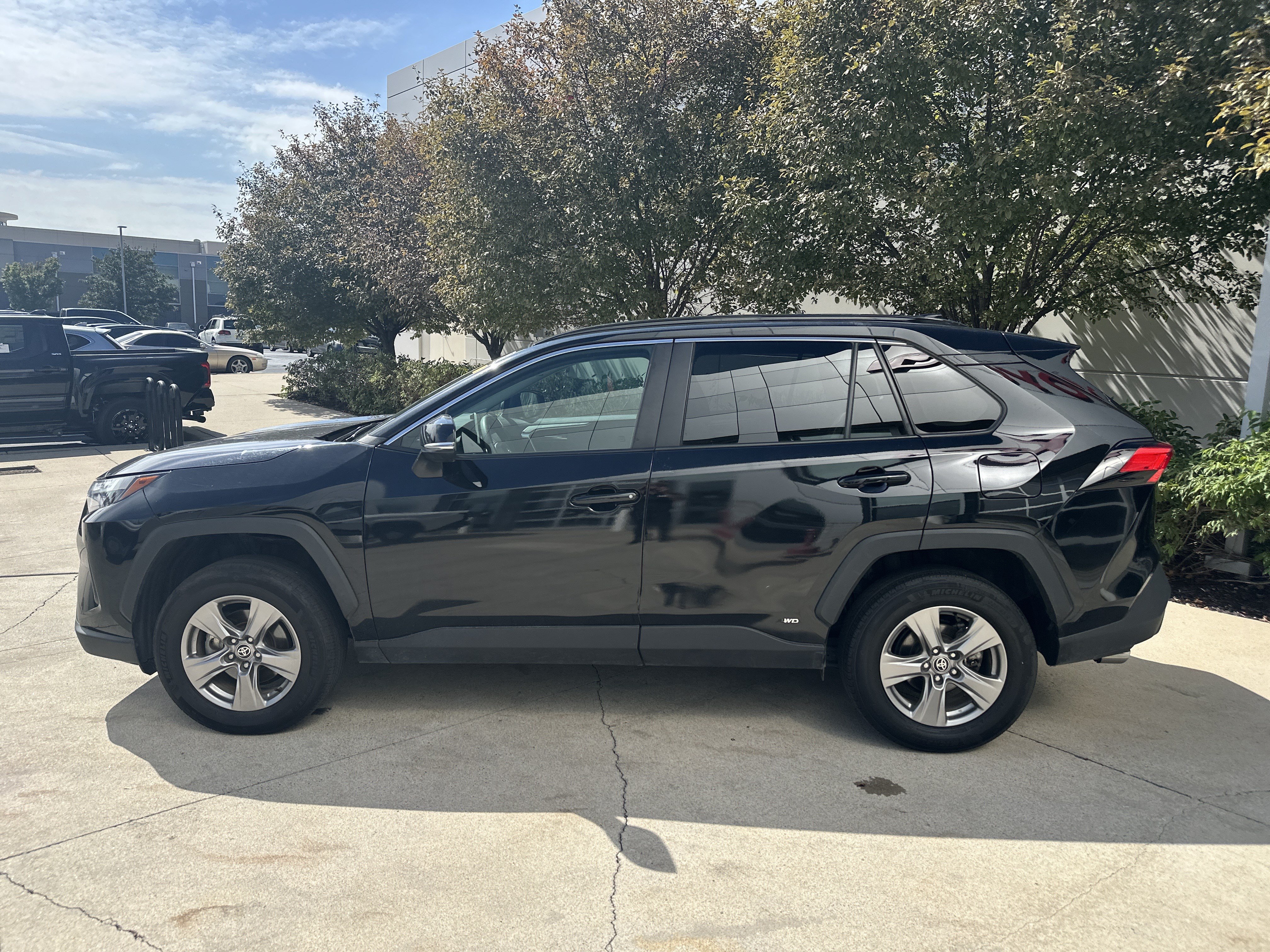 Used 2025 Toyota RAV4 XLE AWD/4WD image 9