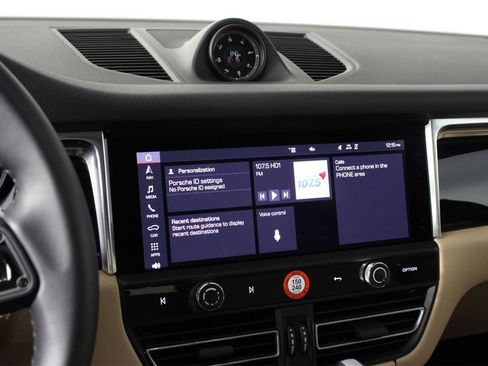 Certified 2025 Porsche Macan image 13