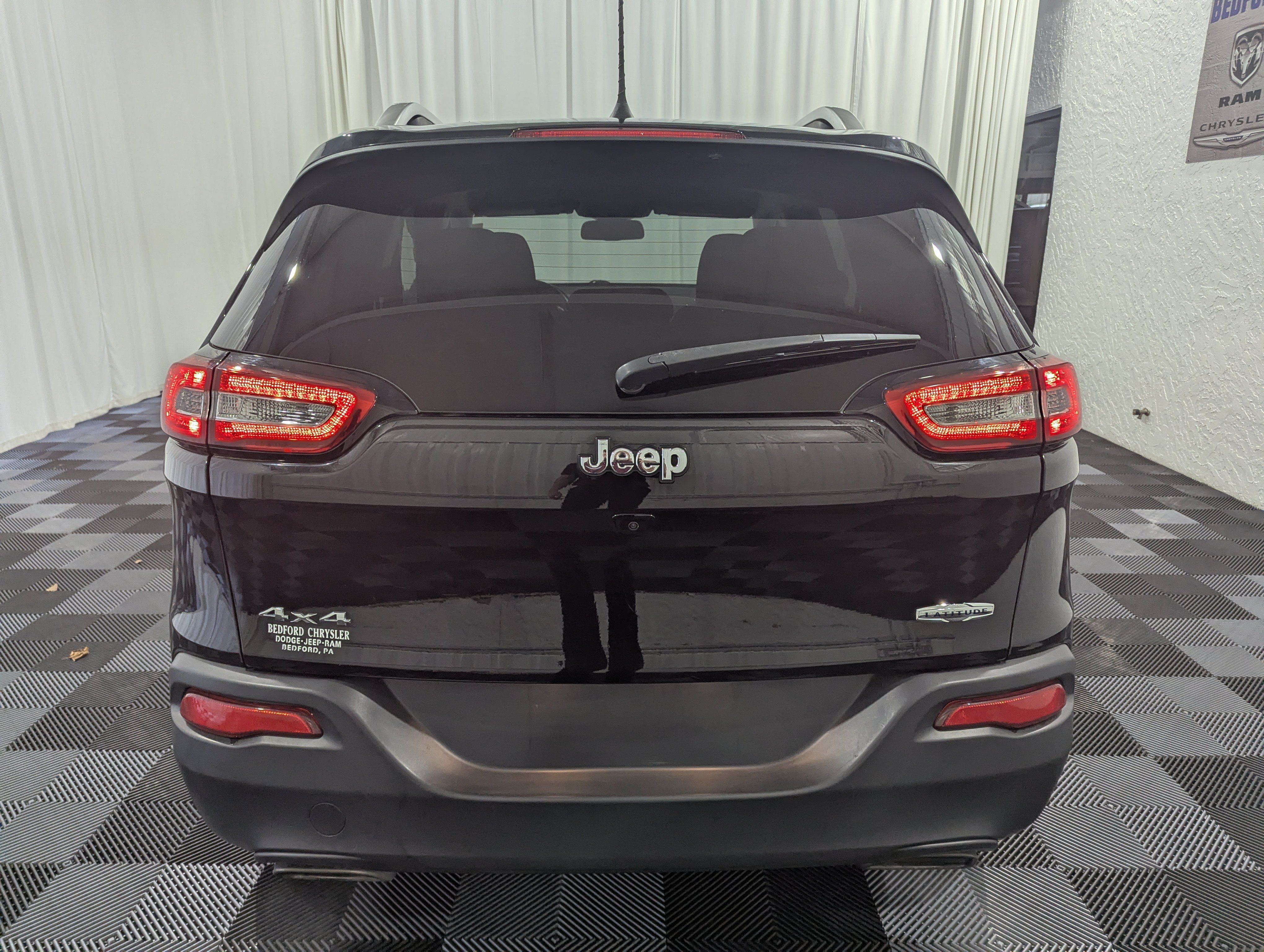 Used 2017 Jeep Cherokee Latitude w/ Cold Weather Group AWD/4WD image 8