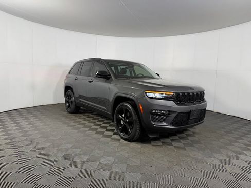 Used 2023 Jeep Grand Cherokee Limited w/ Black Appearance Package RWD image 5