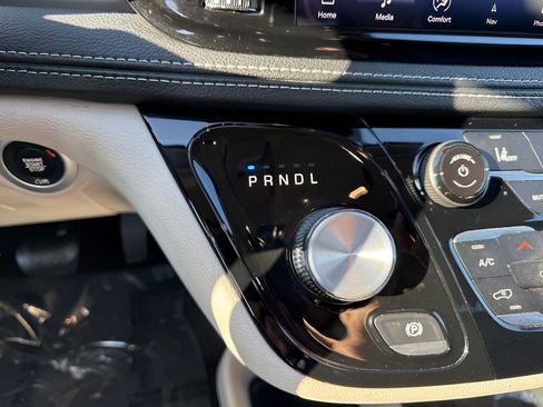 Used 2024 Chrysler Pacifica Select image 18