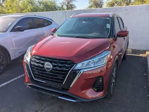 Used 2022 Nissan Kicks SV image 2