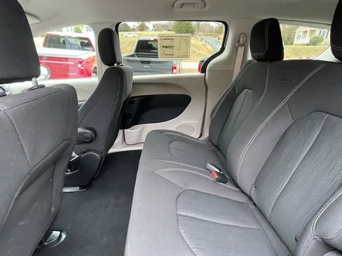 Used 2020 Chrysler Voyager L image 21