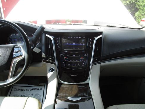 Used 2018 Cadillac Escalade Premium Luxury AWD/4WD image 7