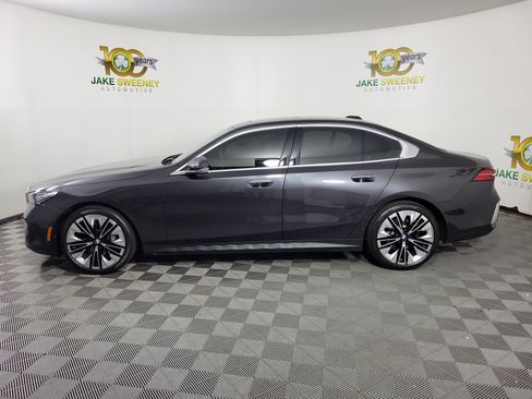Used 2024 BMW 530i xDrive w/ Premium Package AWD/4WD image 4