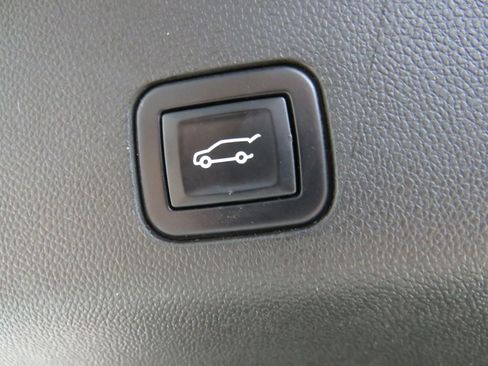 Used 2022 GMC Yukon XL Denali w/ Advanced Technology Package image 30