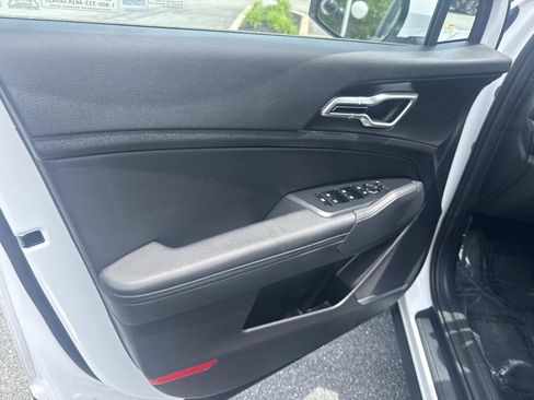 Used 2026 Kia Sportage EX FWD image 18