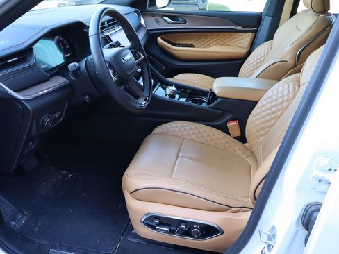 Used 2024 Jeep Grand Cherokee L Summit AWD/4WD image 16