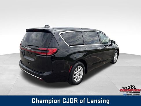 Used 2025 Chrysler Pacifica Select FWD image 8