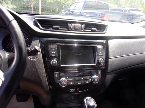 Used 2018 Nissan Rogue SV image 20