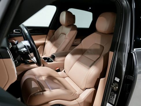 Used 2021 Porsche Cayenne image 3