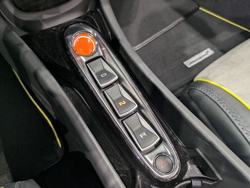 Used 2025 McLaren Artura Spider image 14