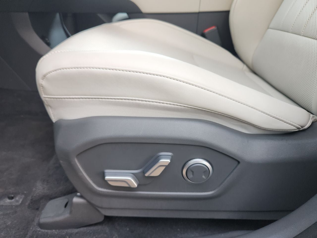 Used 2025 Hyundai Santa Fe SEL FWD image 23