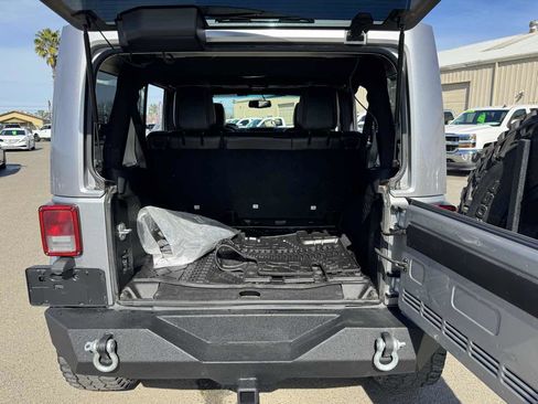 Used 2016 Jeep Wrangler Unlimited Sahara w/ Connectivity Group image 17