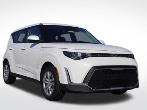 Used 2025 Kia Soul LX image 1