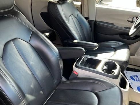 Certified 2023 Chrysler Pacifica Touring-L FWD image 16