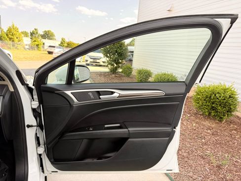 Used 2018 Ford Fusion SE w/ Equipment Group 602A FWD image 21