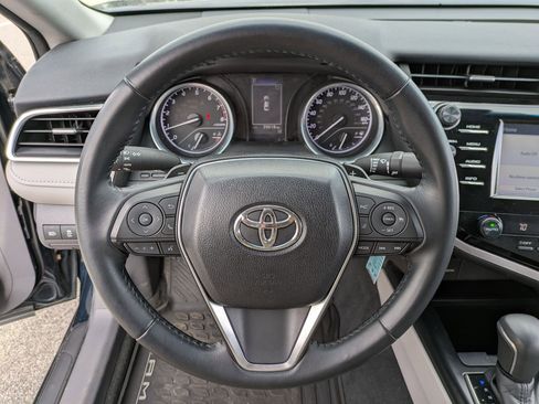 Used 2018 Toyota Camry SE w/ Moonroof Package FWD image 9