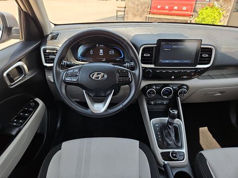 Used 2025 Hyundai Venue SEL FWD image 7