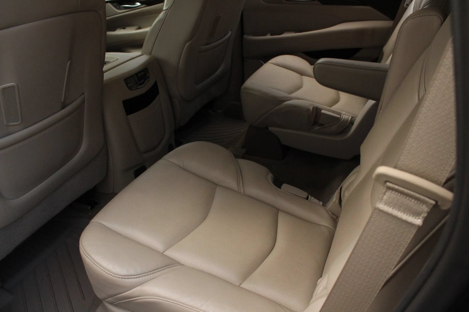 Used 2016 Cadillac Escalade Luxury AWD/4WD image 20