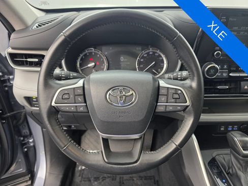 Used 2022 Toyota Highlander XLE FWD image 19