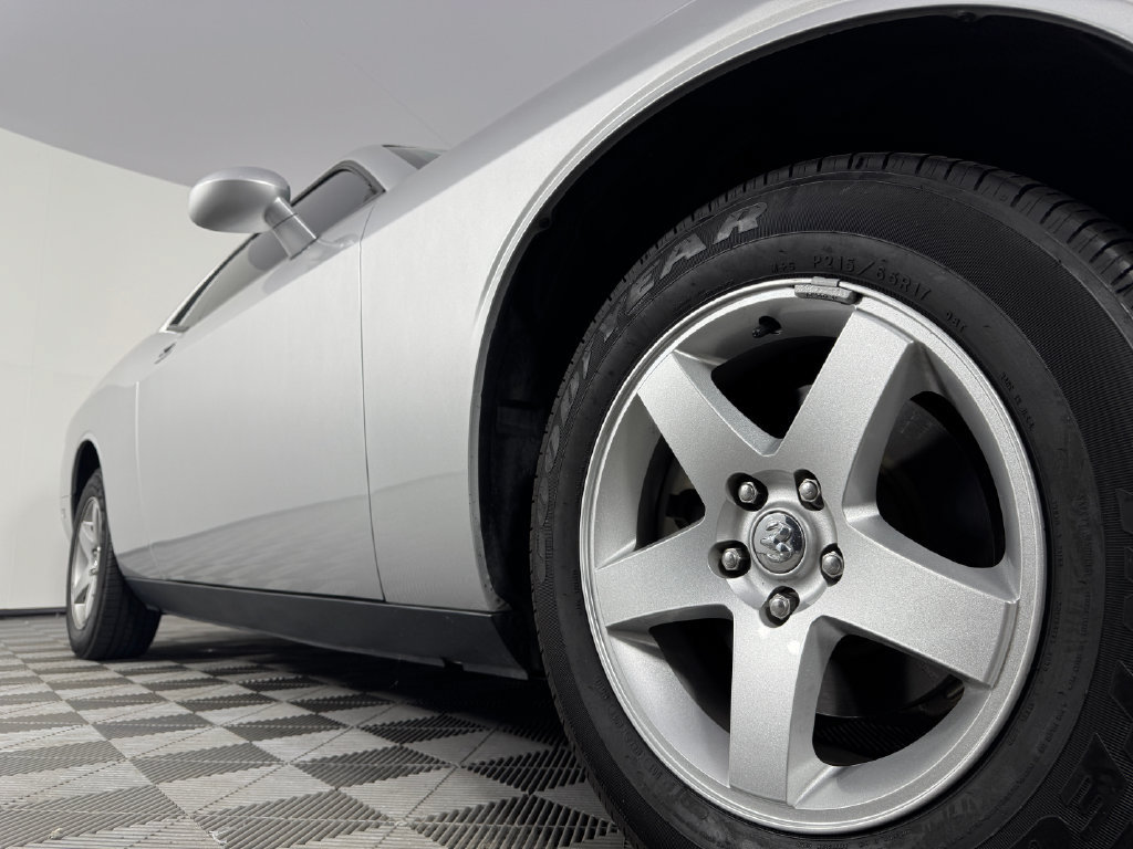 Used 2010 Dodge Challenger SE RWD image 30