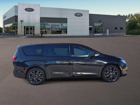 Used 2019 Chrysler Pacifica Touring Plus w/ S Appearance Package FWD image 10