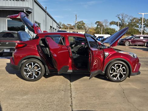 Used 2018 Toyota C-HR XLE image 12