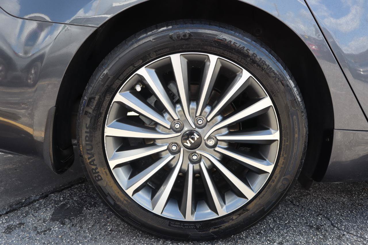 Used 2017 Kia Cadenza Premium w/ Luxury Package FWD image 32