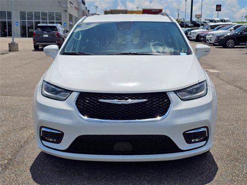 Used 2022 Chrysler Pacifica Touring-L FWD image 2