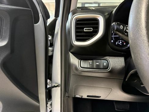 Used 2021 Hyundai Venue SE FWD image 18