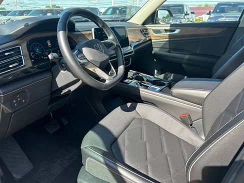 Used 2025 Volkswagen Atlas SE AWD/4WD image 15