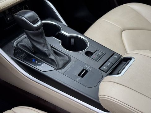 Used 2021 Toyota Highlander XLE image 19