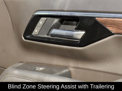 Used 2025 Chevrolet Suburban Z71 image 31