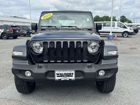 Used 2024 Jeep Wrangler Unlimited Sport AWD/4WD image 2