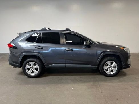 Used 2019 Toyota RAV4 XLE w/ Convenience Package FWD image 2