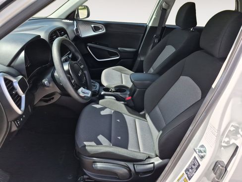 Used 2025 Kia Soul LX w/ LX Technology Package FWD image 21