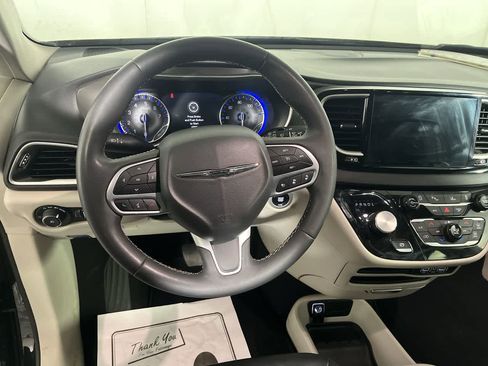 Used 2024 Chrysler Pacifica Touring-L image 16