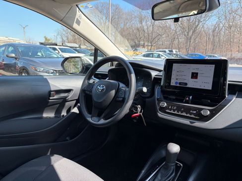 Used 2025 Toyota Corolla LE image 32
